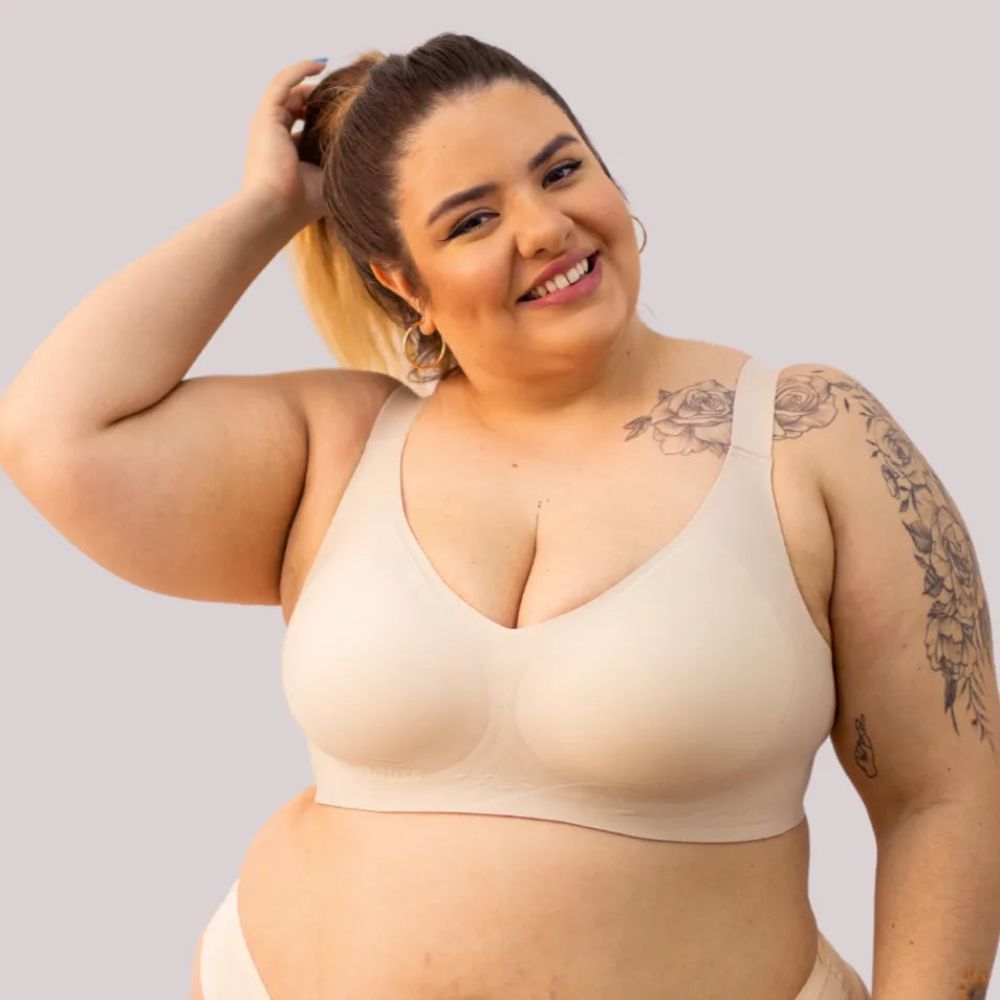 Mulher plus size sorridente veste o Sutiã Curves Cygnuss na cor bege, exibindo modelagem confortável que valoriza e sustenta o corpo.