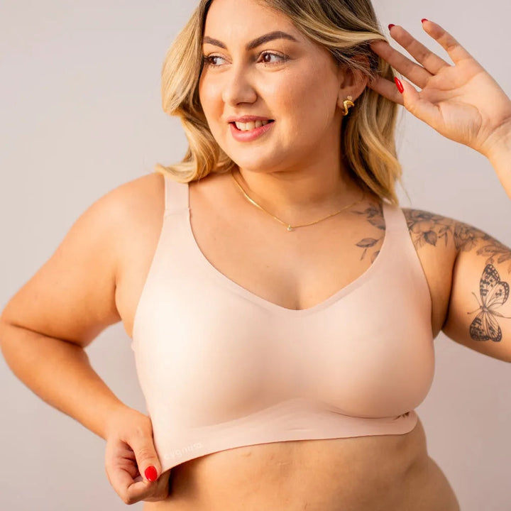 Mulher usando sutiã premium alça fina sem costura, confortável e ajustável, destacando elegância e suporte invisível.