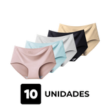 Imagem de cinco calcinhas sem costura da Cygnuss em diferentes cores: rosa, azul claro, branco, preto e bege, sobre fundo transparente. A composição representa um kit com 10 unidades, destacando a variedade de cores e o conforto das peças.
