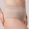 Close-up lateral de uma mulher usando uma calcinha modeladora nude de cintura alta. O tecido canelado sem costuras proporciona ajuste confortável e modelagem firme, garantindo sustentação e bem-estar durante todo o dia. Os detalhes texturizados laterais adicionam sofisticação e funcionalidade à peça. 
