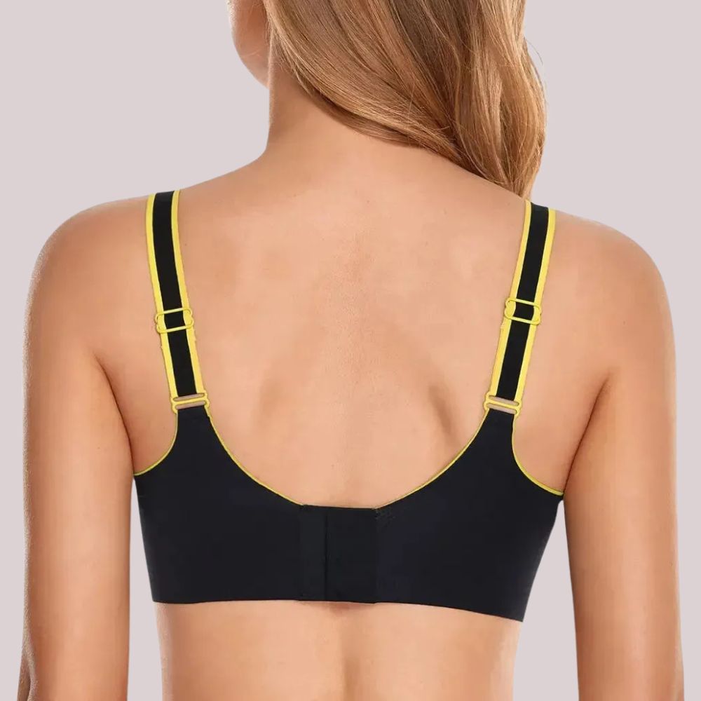 Imagem da parte traseira de um sutiã esportivo Cygnuss na cor preta com detalhes em amarelo. As alças são ajustáveis e possuem acabamento contrastante, garantindo um ajuste confortável e personalizado. O fecho traseiro proporciona suporte e firmeza, ideal para atividades físicas e uso diário.