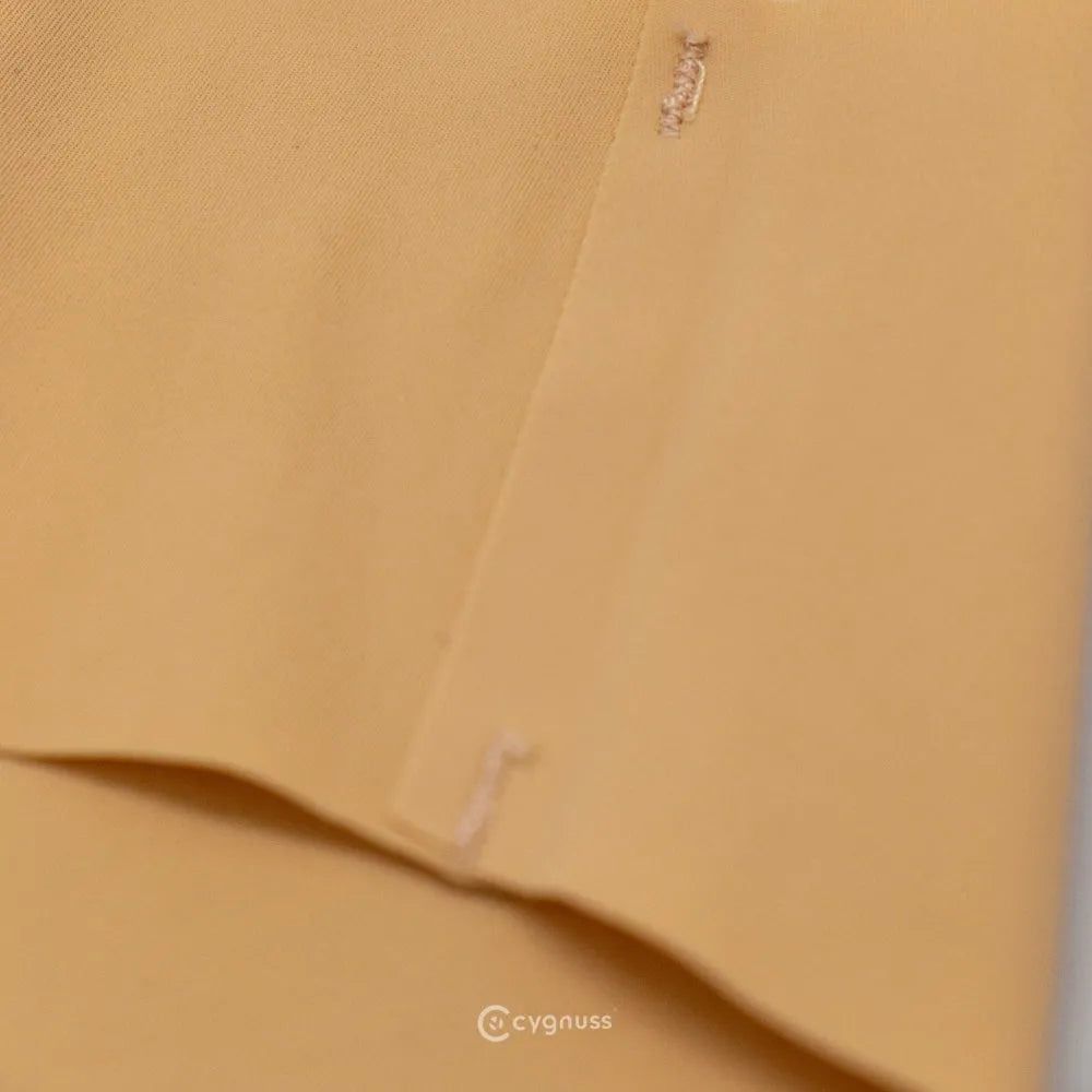 Imagem em close do acabamento de uma calcinha sem costura da Cygnuss na cor caramelo. O detalhe destaca a precisão no corte e a qualidade da costura reforçada para maior durabilidade e conforto