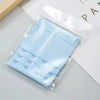  Extensor de sutia azul claro com tres niveis de ajuste e ganchos reforcados, embalado individualmente em plastico transparente com furo para expositor. Acessorio ideal para aumentar o conforto e ajustar o sutia com praticidade. Fundo claro e organizado.