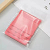 Extensor de sutia rosa escuro com tres niveis de ajuste e ganchos reforcados, embalado individualmente em plastico transparente. Ideal para proporcionar mais conforto e flexibilidade no uso do sutia. Fundo claro com organizacao minimalista.