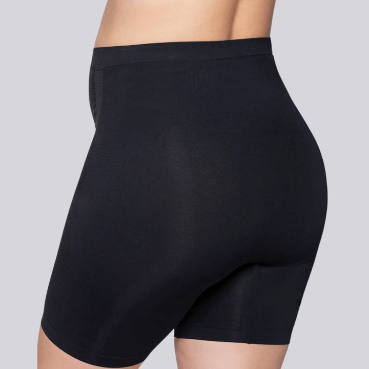Vista traseira do Short Gestante Microfibra Cygnuss x Lupo na cor preta, destacando o tecido encorpado, o ajuste suave ao corpo e a ausência de costuras aparentes.