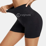 Short modelador Cygnuss preto com cintura alta e tecido elástico sendo puxado, mostrando compressão confortável.