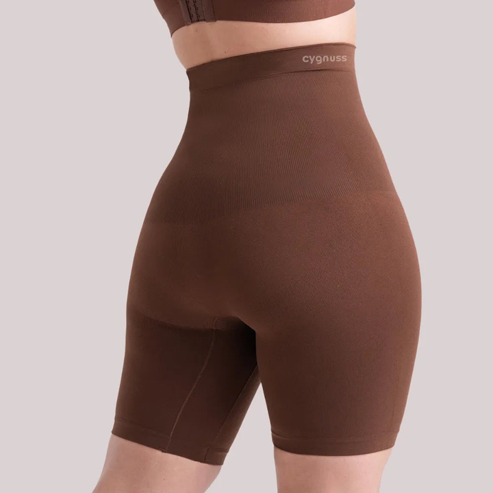 Short Premium Modelador com Faixas de Silicone na cor marrom, projetado para modelar o corpo com conforto, proporcionando um ajuste perfeito e visual liso sob as roupas. Suas faixas de silicone garantem suporte adicional, ideal para um contorno elegante e natural.