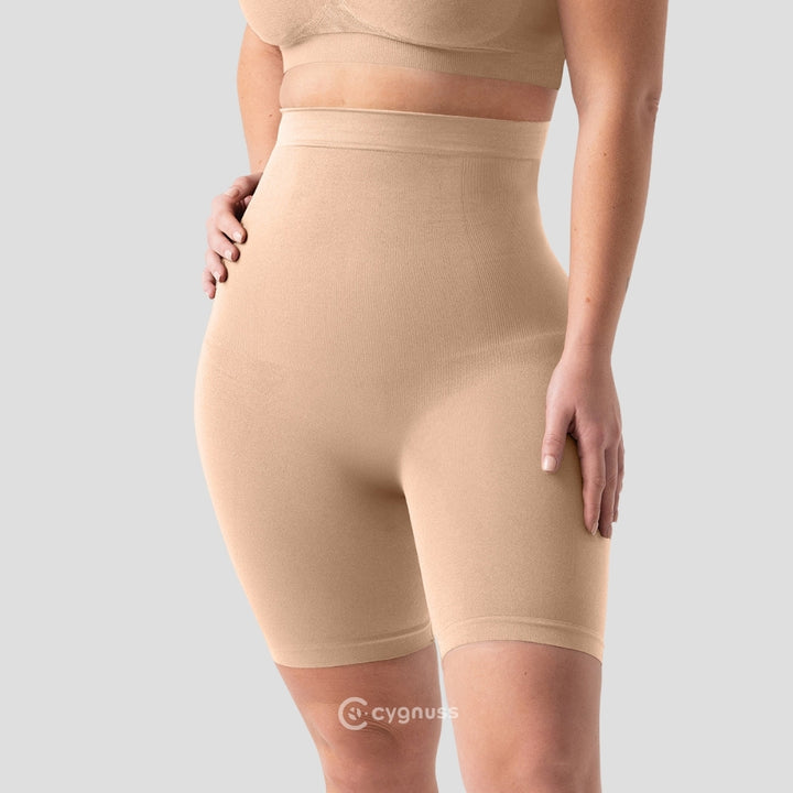 Mulher usando o Short Premium Modelador com Faixas de Silicone na cor nude, proporcionando conforto e modelagem na região da cintura e quadris. O short é visível abaixo do top de modelo simples, ajustando-se perfeitamente ao corpo.