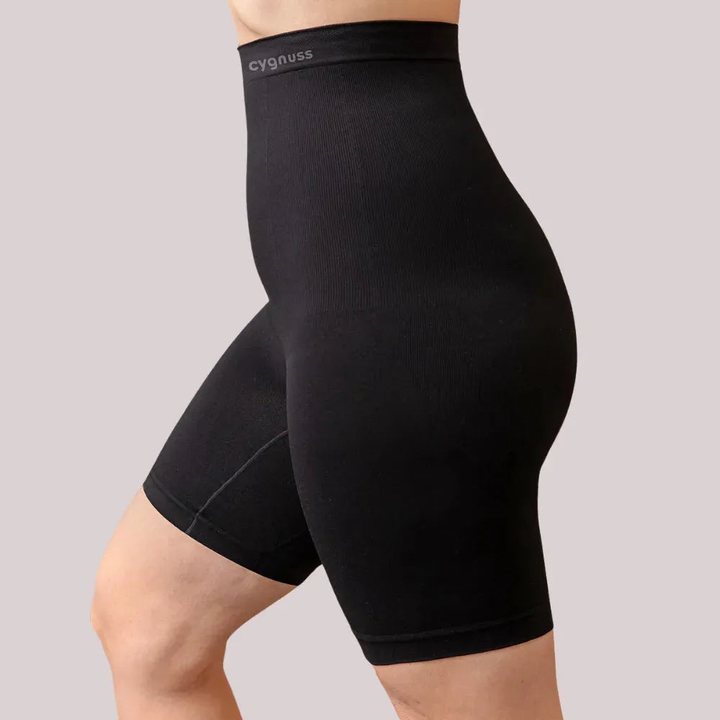  Short Premium Modelador com Faixas de Silicone na cor preta, criado para oferecer modelagem e conforto, com faixas de silicone que proporcionam firmeza e ajustam o corpo de forma natural. Ideal para um visual liso e elegante sob as roupas, com alta durabilidade e qualidade.