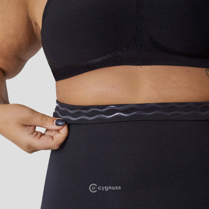 Detalhe do Short Premium Modelador com Faixas de Silicone na cor preta, mostrando a faixa de silicone no cós que garante maior firmeza e conforto, evitando que a peça deslize.