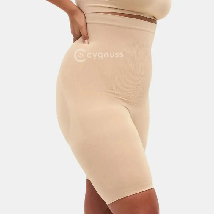Shorts modelador com cintura alta, perfeito para proporcionar suporte e conforto, ajustando-se delicadamente ao corpo. Ideal para quem busca uma modelagem eficiente, com efeito de compressão suave, sem abrir mão de conforto. A peça é ótima para o dia a dia, criando uma silhueta suave e elegante, sem marcas visíveis.