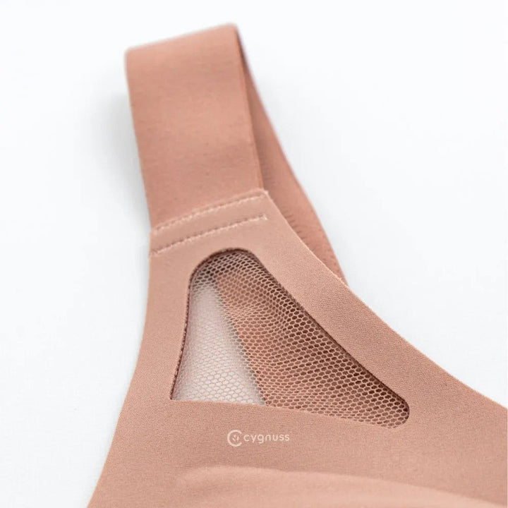 Detalhe da alça do Sutiã Daily Original na cor bege da Cygnuss, destacando acabamento sem costura e recorte em tule respirável para maior conforto e elegância.