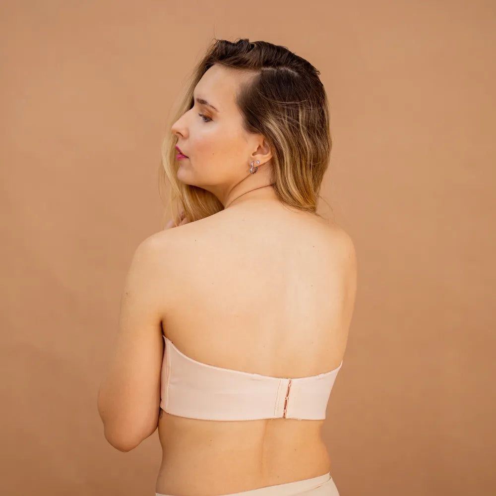 Modelo vestindo o sutiã tomara que caia LOOK da Cygnuss, com design minimalista, sem alças e acabamento seamless para conforto e sustentação.