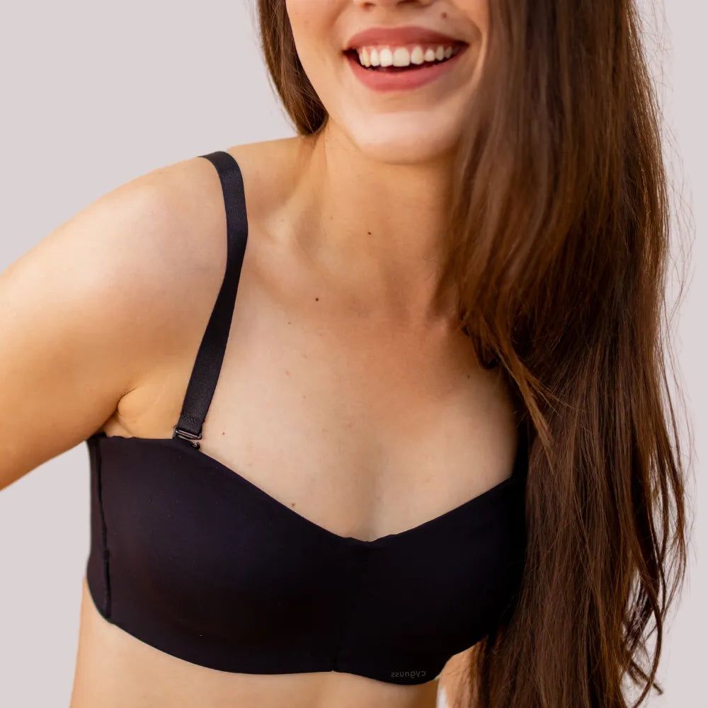 Modelo vestindo o sutiã tomara que caia LOOK da Cygnuss Preto, com design minimalista, sem alças e acabamento seamless para conforto e sustentação.