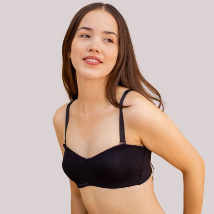 Modelo vestindo o sutiã de frente tomara que caia LOOK da Cygnuss Preto