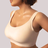 Mulher vestindo sutiã Cygnuss bege com modelagem lisa e alças largas, sem costuras aparentes, oferecendo conforto, sustentação e visual minimalista