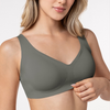 Mulher vestindo um sutiã sem costura na cor cinza, com modelagem anatômica e alças largas para maior conforto. O design oferece sustentação natural e ajuste perfeito ao corpo. O logotipo da Cygnuss & Lupo está visível na parte inferior da peça.