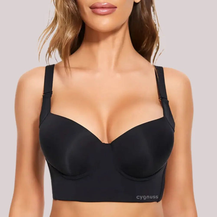  Mulher vestindo o Sutiã ElevaTop – Super Sustentação push up Cygnuss na cor preta, em pose frontal. O sutiã possui bojo estruturado com efeito push-up, base larga e alças reforçadas, proporcionando alta sustentação e realce do busto. O logo "cygnuss" aparece discretamente na lateral inferior.