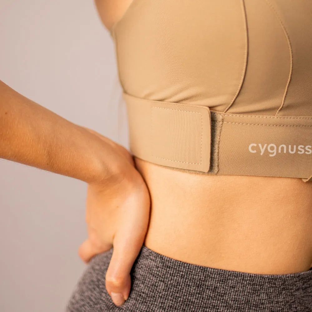  Detalhe do fechamento ajustável do sutiã esportivo Cygnuss, destacando a faixa elástica resistente e o ajuste preciso para melhor suporte e conforto