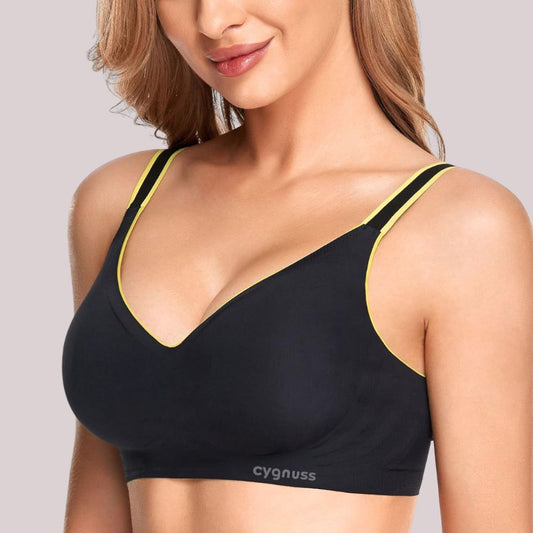 Imagem de um sutiã esportivo Cygnuss na cor preta com detalhes em amarelo vibrante nas alças e acabamento. O modelo apresenta um design moderno, sem costuras, proporcionando conforto e suporte ideal para atividades físicas e o dia a dia.