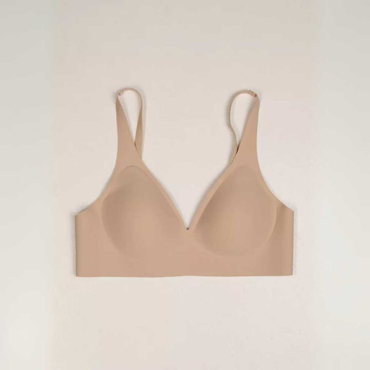 Vista frontal do Sutiã FIT na cor bege, com bojo removível, alças finas e acabamento sem costuras. O modelo tem design clean, sem aros, com recorte anatômico que oferece sustentação, conforto e caimento natural.