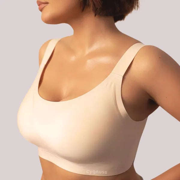 Sutiã sem costura bege, ideal para o dia a dia, com alças confortáveis e design que proporciona suporte sem marcar a pele. Perfeito para quem busca um visual discreto, confortável e sem comprometer o estilo. Ideal para usar sob qualquer tipo de roupa.