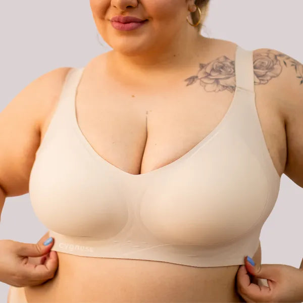 Sutiã sem costura, oferecendo suporte e conforto para diferentes tipos de corpo. O modelo é ideal para quem busca praticidade e liberdade, com design que se ajusta naturalmente ao corpo, destacando a elegância e o conforto durante todo o dia.