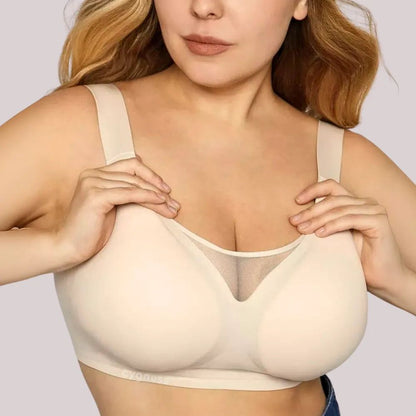 Mulher usando sutiã Cygnuss com modelagem anatômica e suporte reforçado, ajustando a peça para destacar o encaixe perfeito e o design com tela respirável no decote.