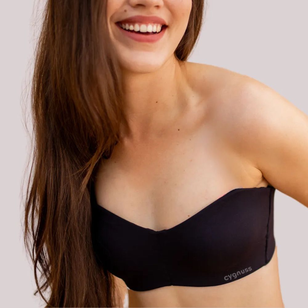 Sutiã tomara que caia Cygnuss na cor preta, destacando o design sem alças que proporciona sustentação e conforto. O tecido modela os seios de forma natural, garantindo ajuste perfeito ao corpo.