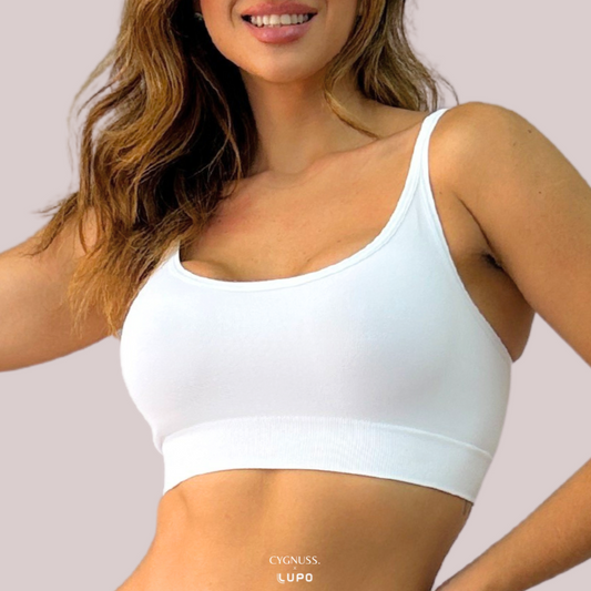 Mulher usando Top Power Básico Sem Costura Cygnuss x Lupo, lingerie confortável e sofisticada, sutiã sem costura, tecido respirável.